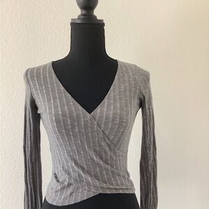 Women pre-owned fitted top in XS by Hollister. Wrapped style